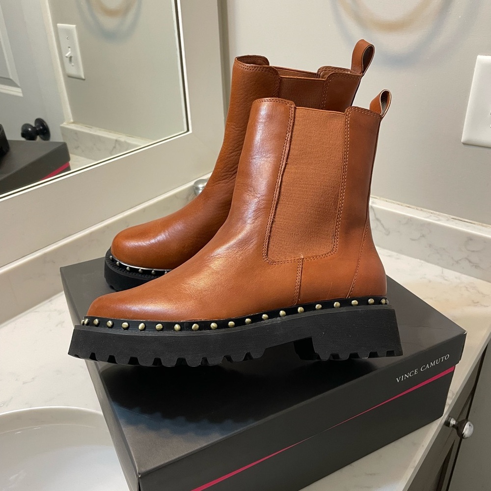 VINCE CAMUTO MEENDEY CHELSEA BOOT